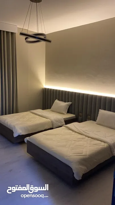 للبيع العاجل شقة مجددة 3 غرف + غرفة خادمة دخول مباشر للشاطئ