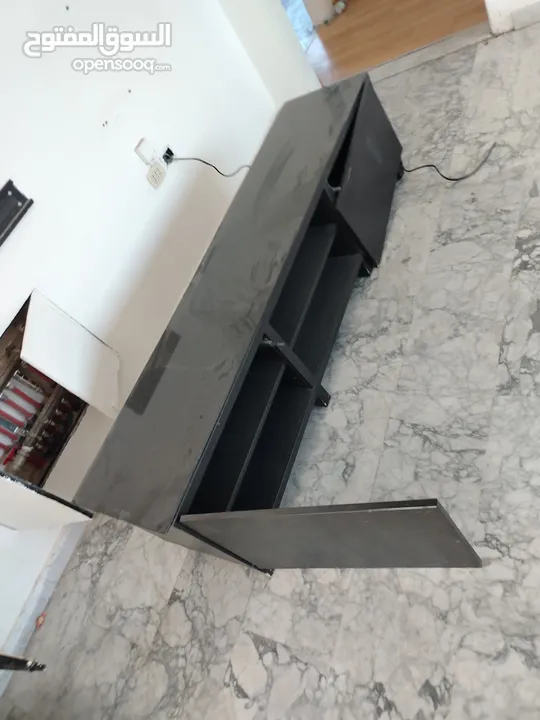 غرفه نوم أطفال مع طاوله تلفزيون بحاله ممتازه