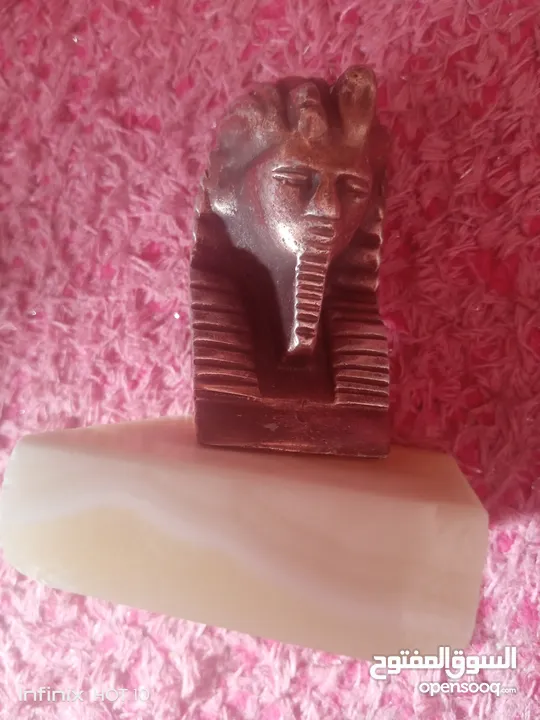 مجسم نحاس احمر وقاعده حجر