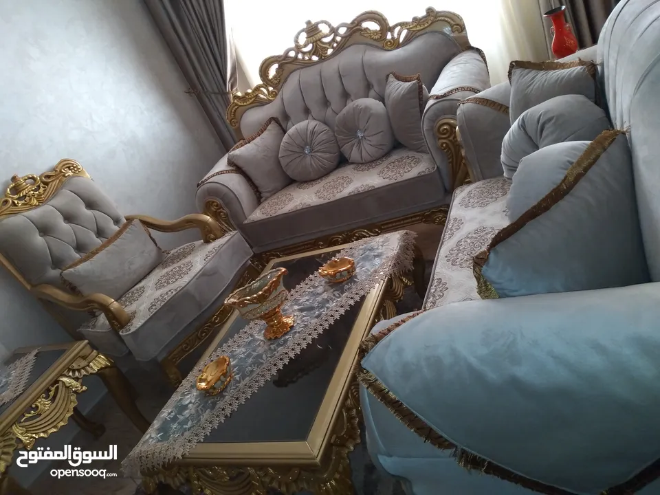 اثاث جلوس طقم كنب جديد للبيع بالاضافه إلى طقم طاولات 7 مقاعد
