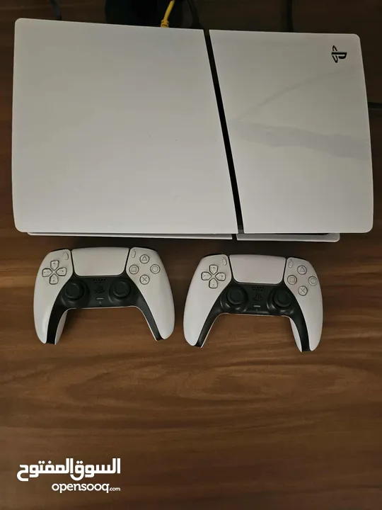 بلايستيشن فايف سلم مستعمل مع ايدتين (Playstation 5 slim used) PS5 Slim Cd