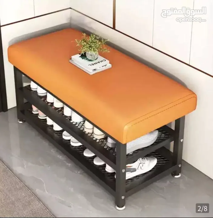 كرسي مريح مع مقعد مبطّن باللون البرتقالي وإطار معدني قوي باللون الأسود. مصمم ليجمع الراحه والاناقه