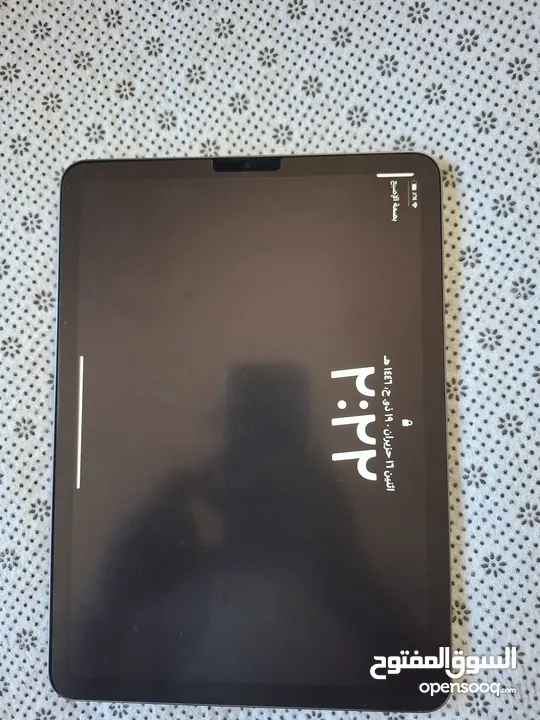 IPad Air 5 بحالة الوكالة ، تحت الكفالة ،جميع أغراضه