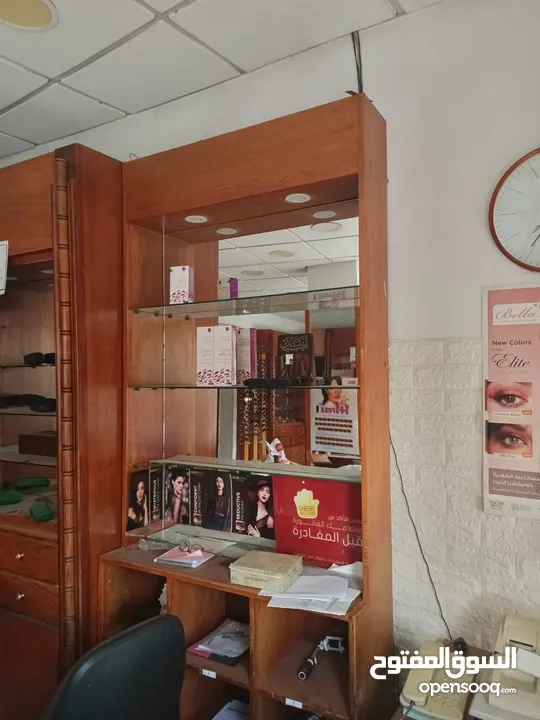 ديكور خشب بلوط يصلح لمحل عطور بصريات خلويات