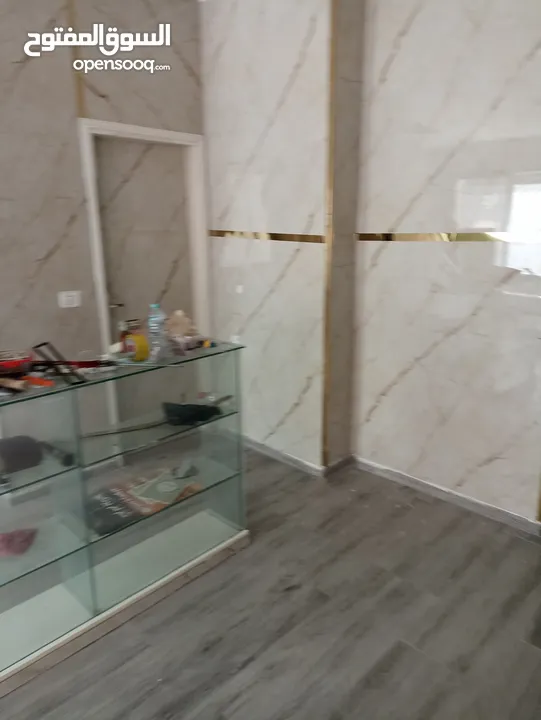 محل تجاري طابق ثاني مطل على الشارع ومدخل على الشارع مساحة 150متر مع برندة