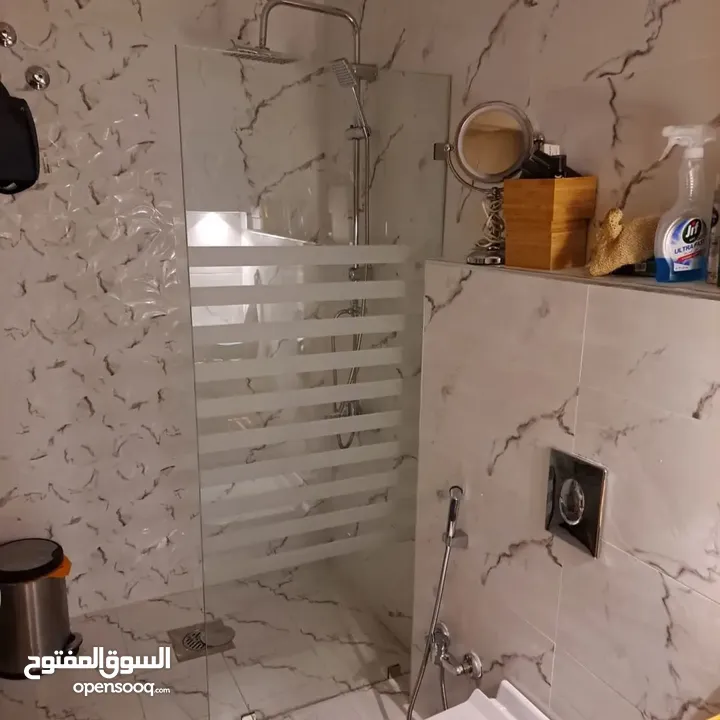 تركيب زجاج سكريت وأبواب زجاج ومرايات وطاولات الطعام