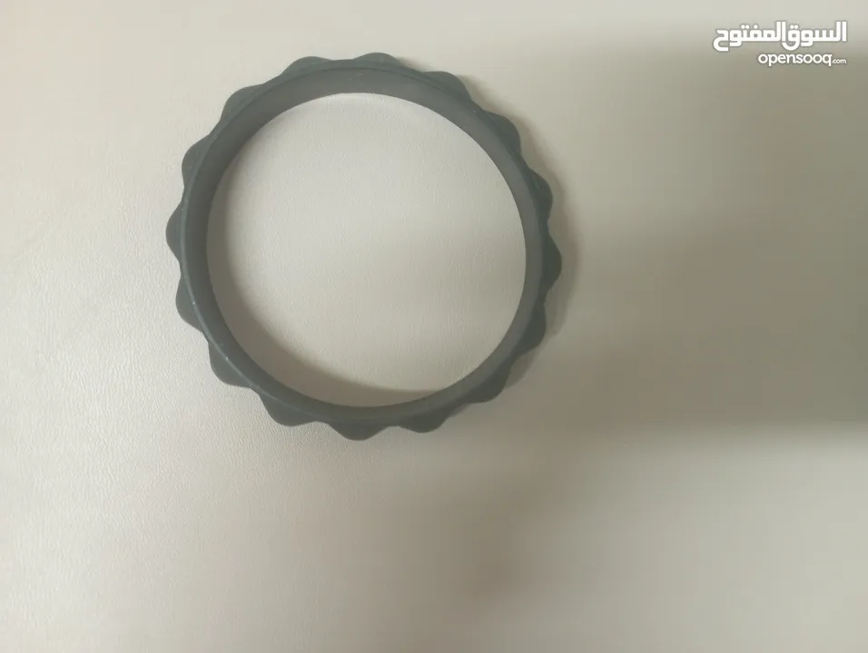 ثلاثة أساور باللون الأسود والبني والذهبي كل إسوارة 5 شيكل