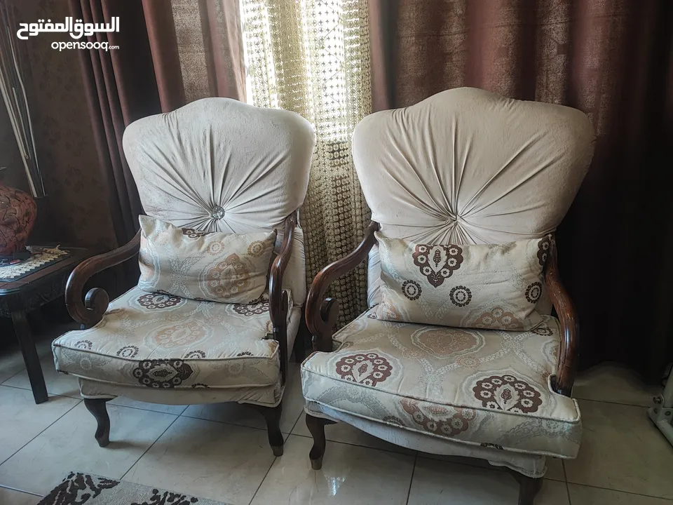 طقم كنب عدد 4 مع 5 طاولات خشب أنيق – بحالة ممتازة