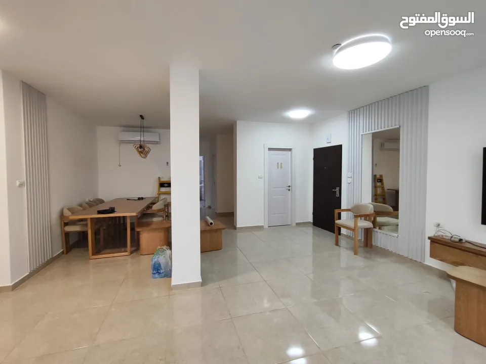 فرصة مميزة للإيجار – شقة جديدة بتشطيب راقٍ في الطيرة / رام الله