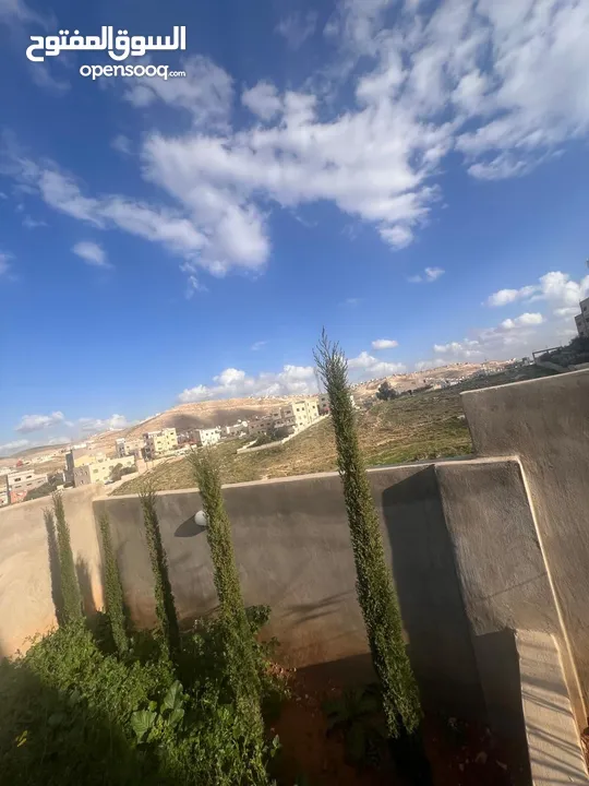 بيت مستقل في ارقى مناطق الزرقاء ضاحية البستان   واجهة حجر تشطيب سوبر ديلوكس مسطح البناء 170الارض500