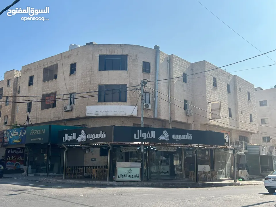 مجمع تجاري في وسط إربد عبارة عن محلات وشقق مع تسوية