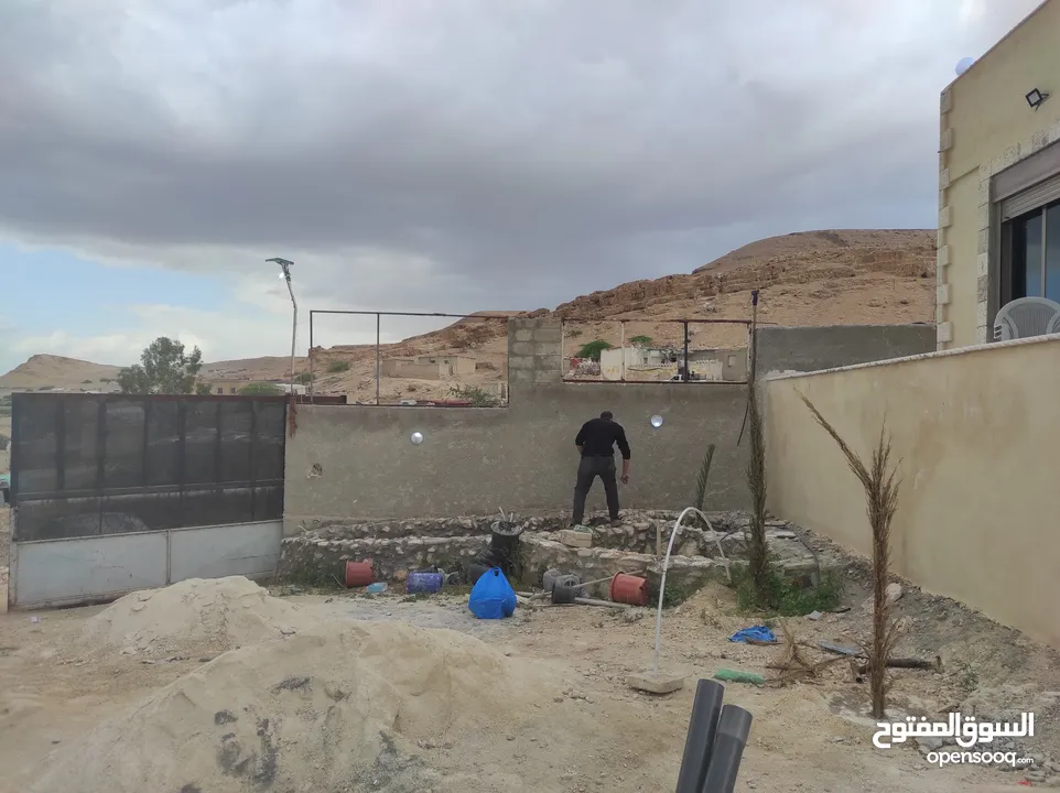 بيت مسطح 120 متر نطام امريكي تأسيس شاليه مع ترس جانبي مطل مساحه 40 متر مع حديقه وبئر ماء 12 وغيرها