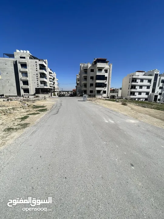 ارض مميزه جدا و مرتفعه اراضي ناعور حوض الحويطي خلف المدارس العالميه 780متر سكن (ب) عادي على شارعين .