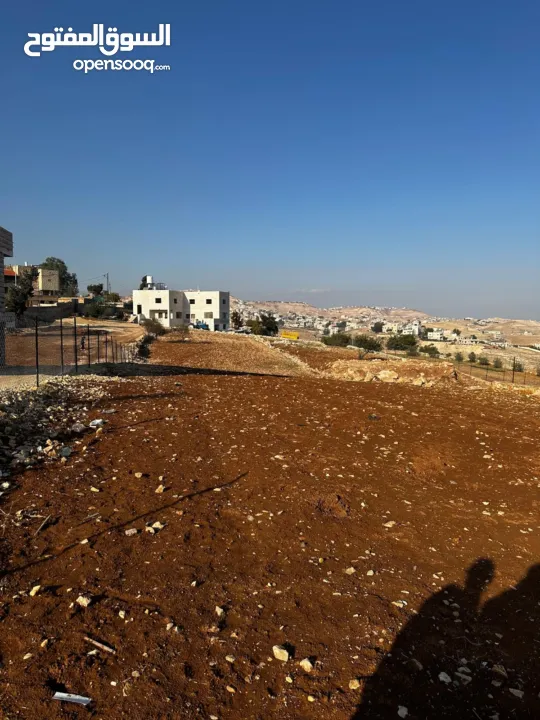 قطعة أرض مستوية مميزة قُرب بيت ساحور و تبعد 7 دقائق عن مزموريا قُرابة الدونمين ( 1940 م2 ) منطقة أ