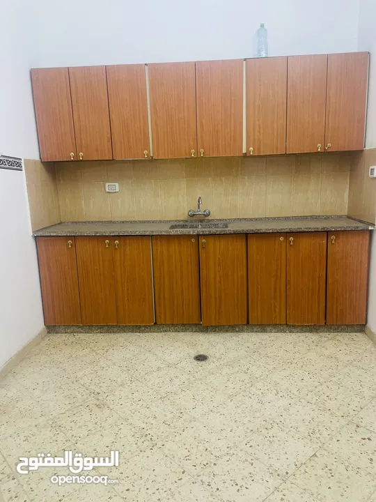 شقق سكنيه للإيجار موقعها الخليل راس الجوره مقابل كازيه زيد للمحروقات طابق ارضي