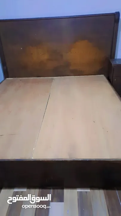 تخت خشب ثقيل للبيع فقط ب 25