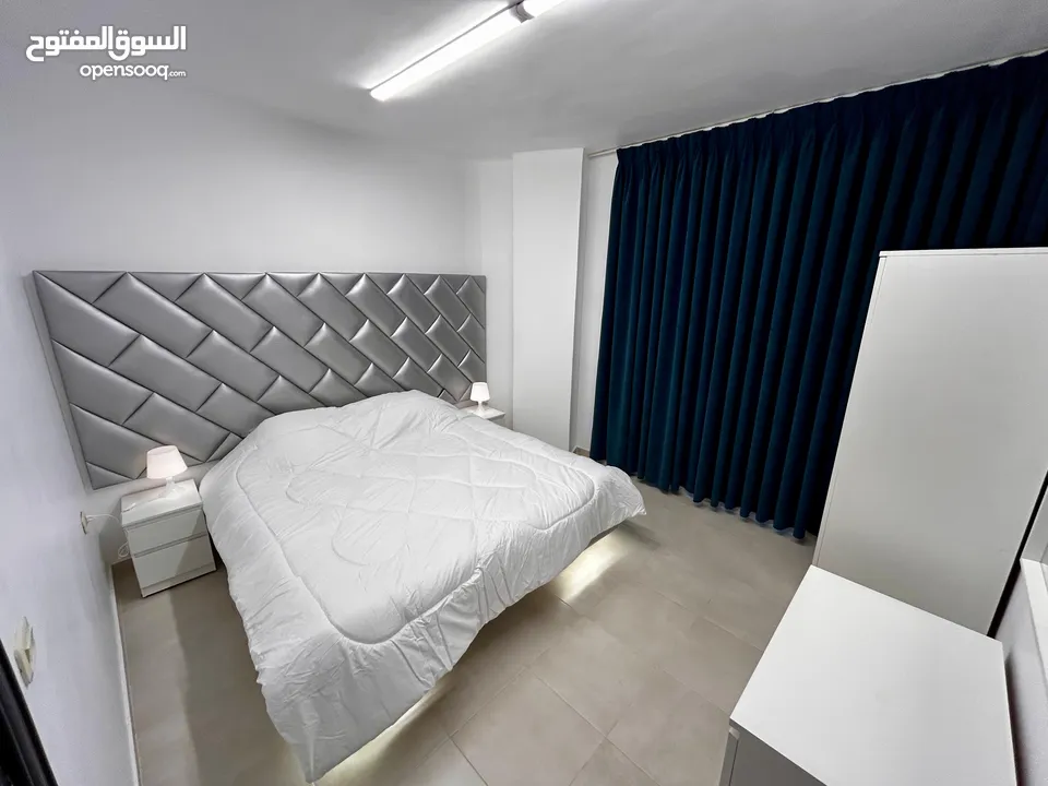 شقة مفروشة فاخرة لم تسكن بعد ضاحية الرشيد/ خلف الجامعة الاردنية من المالك مباشرة