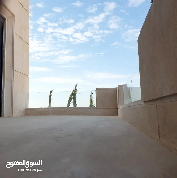 شقة ارضية من ضمن فيلا مطله في الظهير مع حديقة و كراج