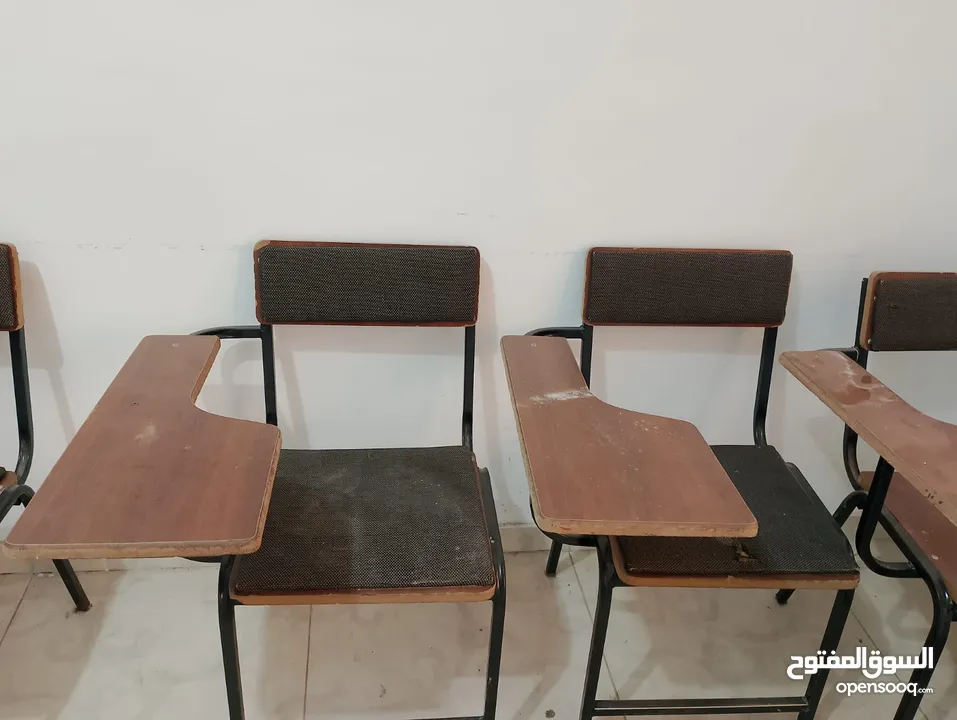 كراسي مركز مدرسه بحاله جيده , حديد قاسي يتحمل اوزان كبيره