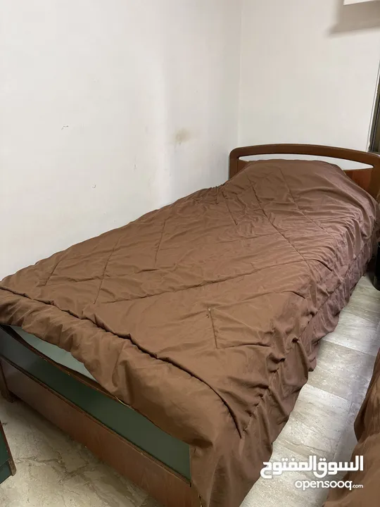 غرفة نوم شبابية سريرين للبيع بحالة جيدة