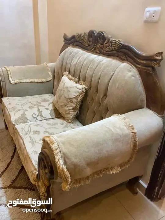 كنب  باللون البيج المميز للبيع بسعر مناسب