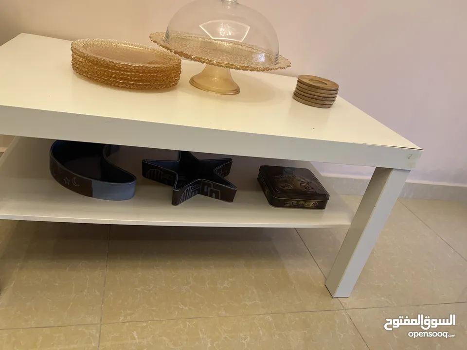 طاولة ايكيا لون ابيض بحالة ممتازة للبيع