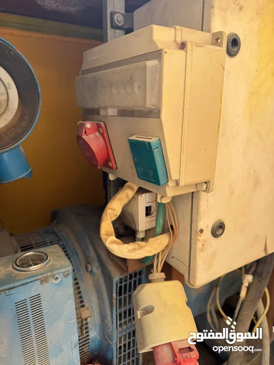 مولدات كهرباء -  80 kva- بريطاني - 3 فاز -مع كاتم صوت - بحالة ممتازة جدا