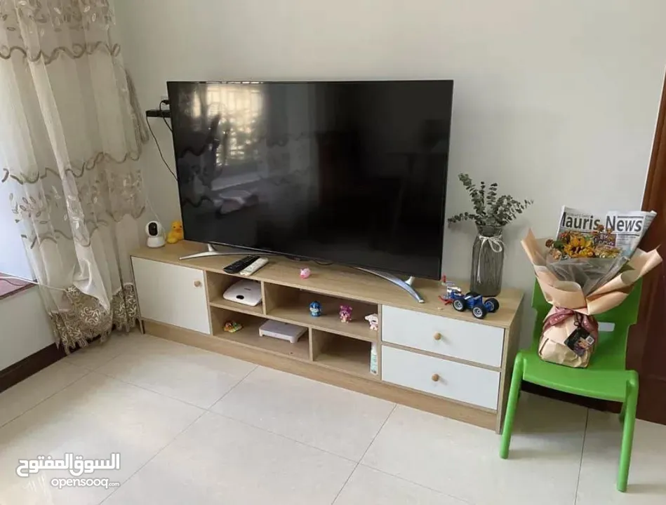 مزنزن خشبي فاخر بتصميم عصري وراقي يضيف لمسة فخامة وأناقة لأي غرفة معيشة  يجمع بين الجمال العملي .