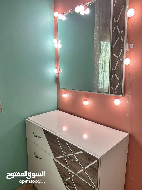 تحت مجوز 200*180 مع فرشة طبية مع 2 كومادينا وتواليت مع جرار وخزانة تحته ومرآة