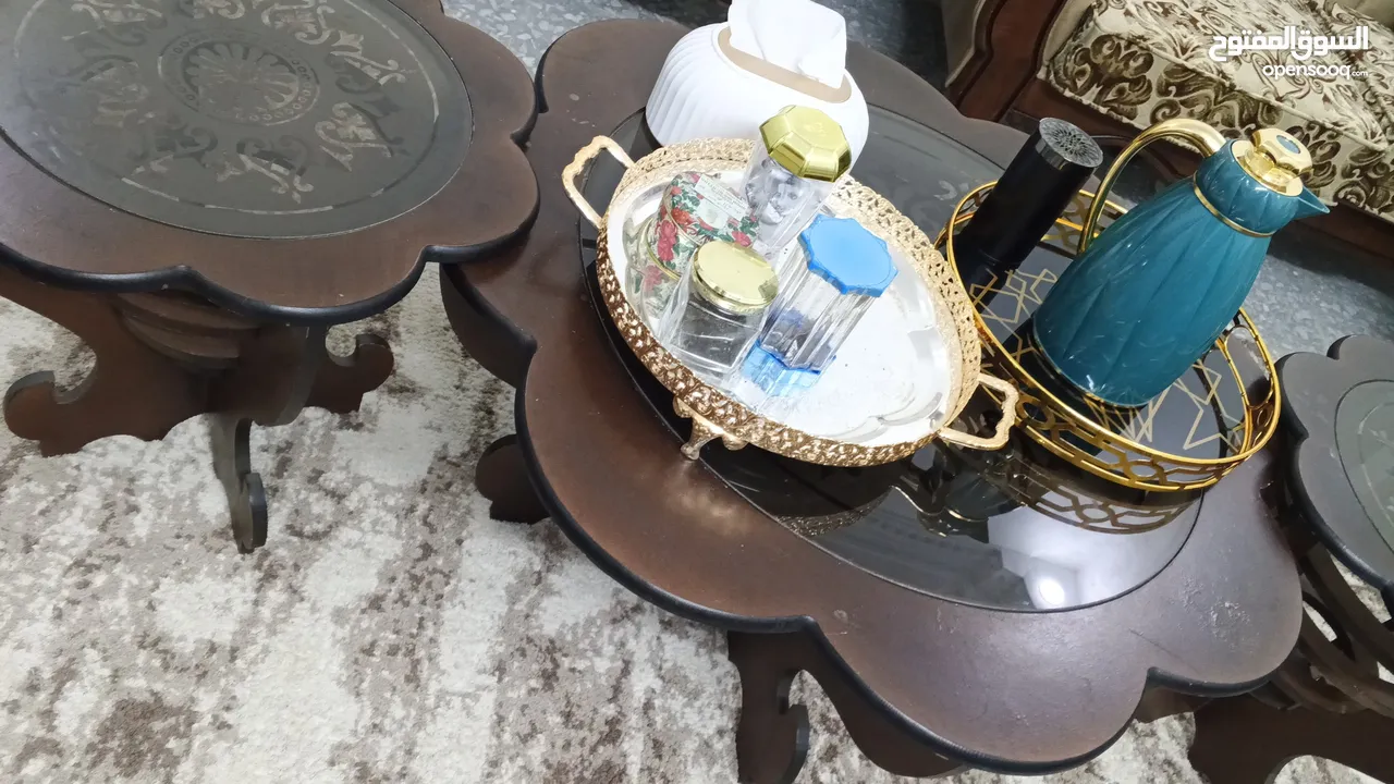 طاوله وسط مع طاولات عدد 2
