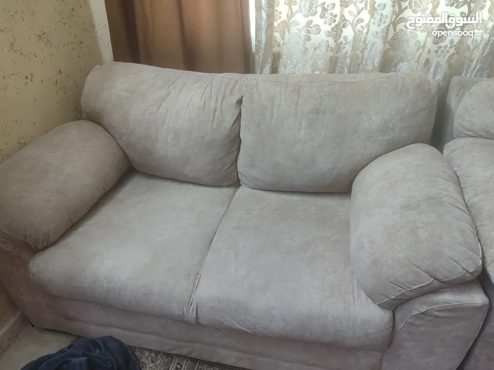 أثاث بيت كامل للبيع دفعة واحدة – نظيف وسعر مناسب  كنب + خزانة + برادي + سجادة للبيع معًا بحالة جيدة