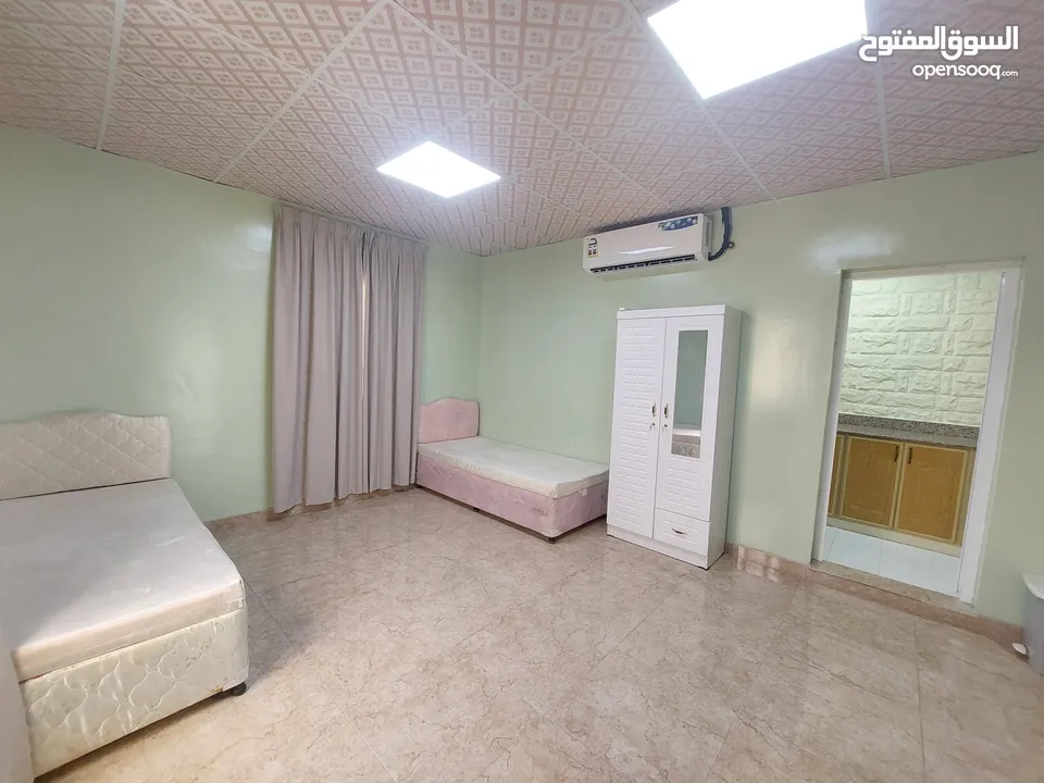 غرفة واسعة مع مطبخ تحضيري للموظفات بالقرب من مستشفى السلطاني..