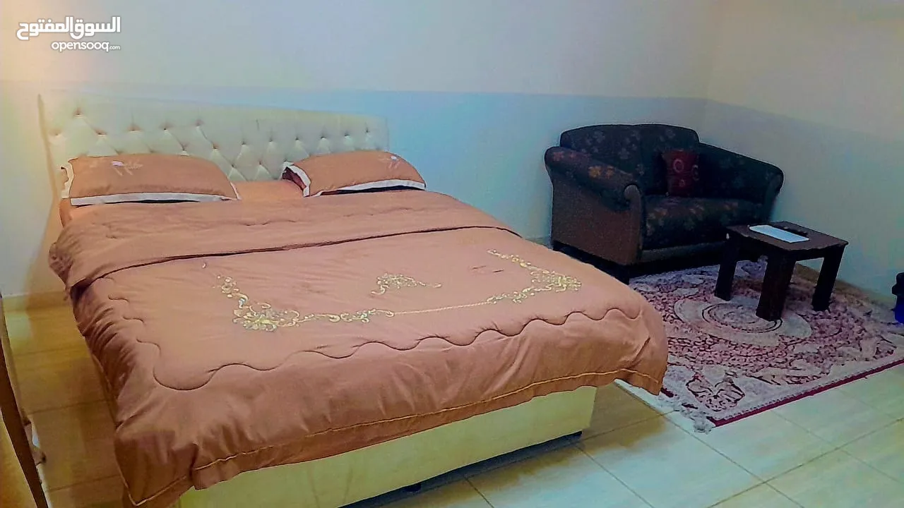 we have fully furnished rooms with attached toilet on daily basis for 8 OMR Tv / wifi available  Loc