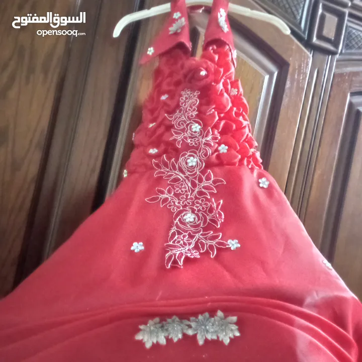 بدله بناتي لون احمر بحال الجديد وفوشي  بتلبس عمر 9/10 سنين يوجد خدمة توصيل داخل عمان دينارين