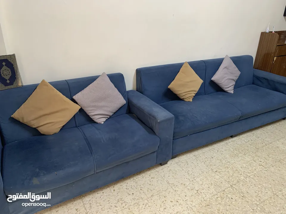 غرفة نوم وطقم كنب مع البرادي ومايكرويف بسعر جيد