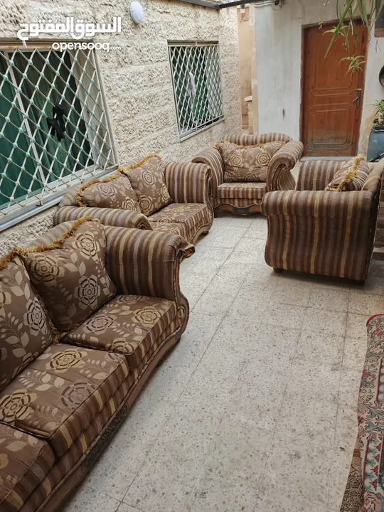 كنب كلاسيك للبيع من اربع قطع مناسب لصالون ومناسب غرفة جلوس ومناسب لغرفه ضيوف خشب اوزان ابيض