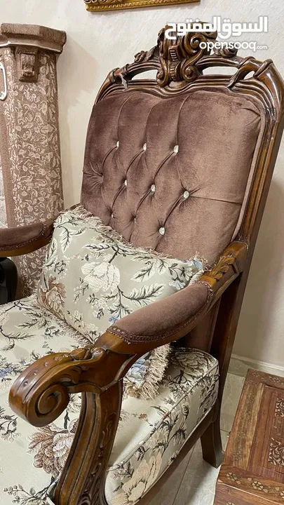 طقم كنب 7 مقاعد شبه جديد مع طربيزات