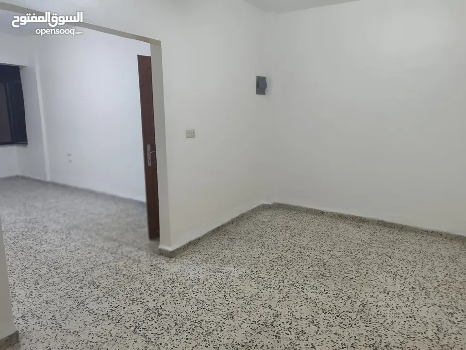 شقة طابق ثاني للإيجار في حي نزال بالقرب من شارع الدستور