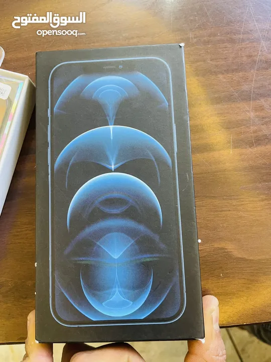 iPhone 12 promax 256 بطارية 87 شاشتو فيها شعر والضهر من عند الكاميرات مشعور الجهاز بحالة ممتازة