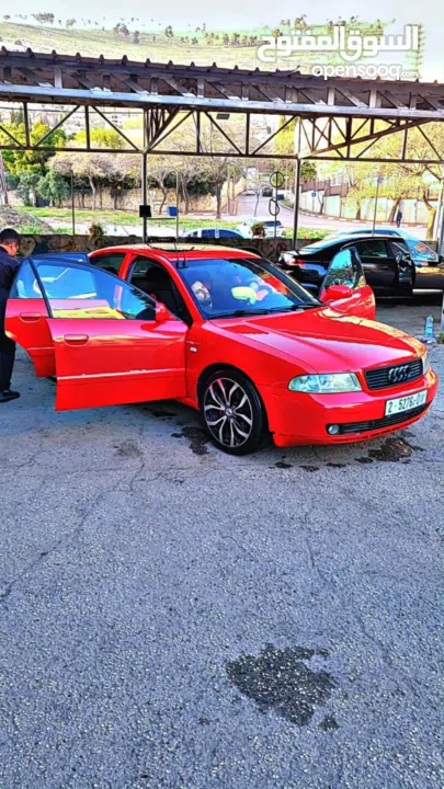 اودي A4 لون احمر