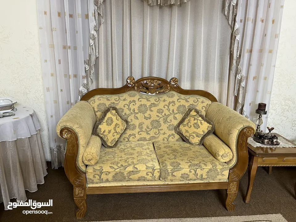 طقم كنب ضيافة تفصيل خشب ممتاز – بحالة ممتازة