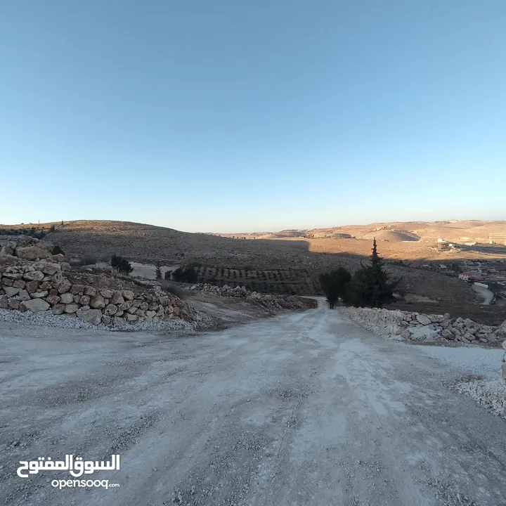 للبيع قطعة ارض الموقع دحل قريبة جدا لشارع جرش الزرقاء موقع مميز