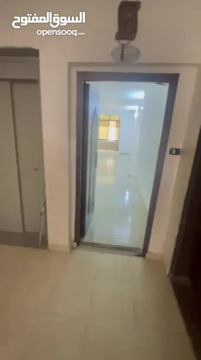 شقه مشطبه للبيع مساحتها 145 متر دفعه 20 واقساط 400 دينار 3 غرف نوم وحمامين ومطبخ وصالون وبرنده