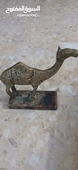 جمل نحاس أثري منحوت عليه النحت الاشوري للبيع اقرأ الاعلان