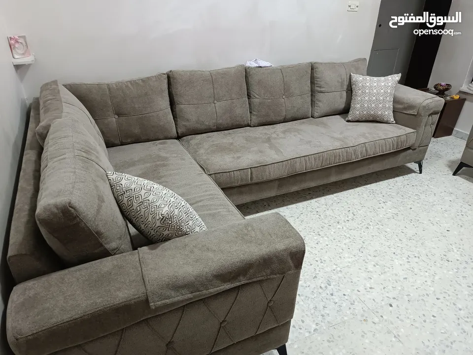 طقم كنب كورنر جديد خشب سويد ومقاعد دانلوب مع مجوزة لون بني بحالة ممتازة جديد غير شامل التوصيل