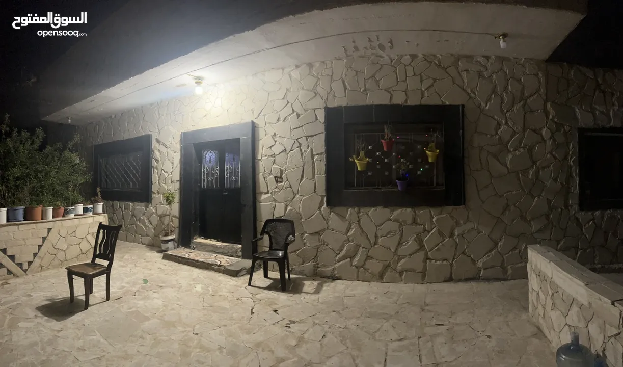 بيت مستقل في تابع لشمال العاصمه عمان منطقه مطله مرتفعه.ملاسقه للغابه ع ثلاثة شوارع ماء وكهرباء منفصل