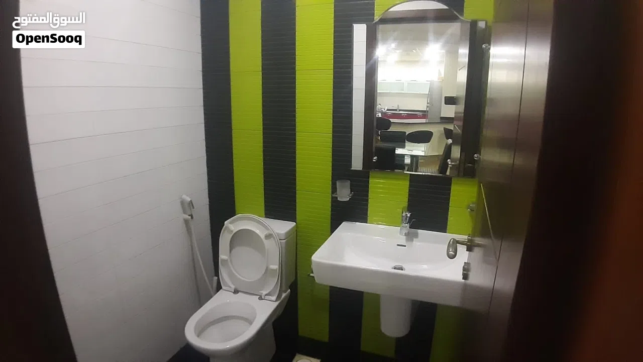 شقة كبيرةمفروشه في الجفيرمن غرفتين تملك حر للبيع