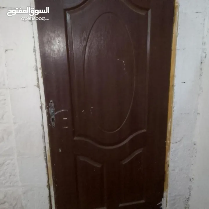 خزان ماء متر وباب خشب عدد2 ارتفاع مترين وعرض متر