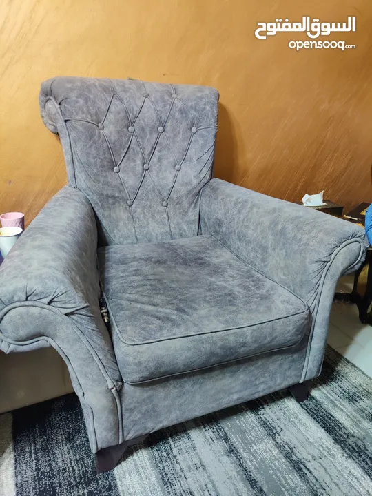 طقمين كنب زان بحاله ممتازه وطقم سفره مع ملحقاتها للبيع