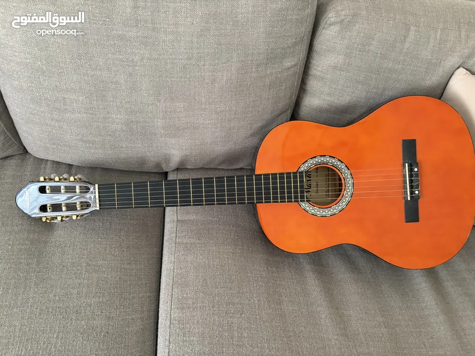 كلاسيك جيتار مستعمل للبيع